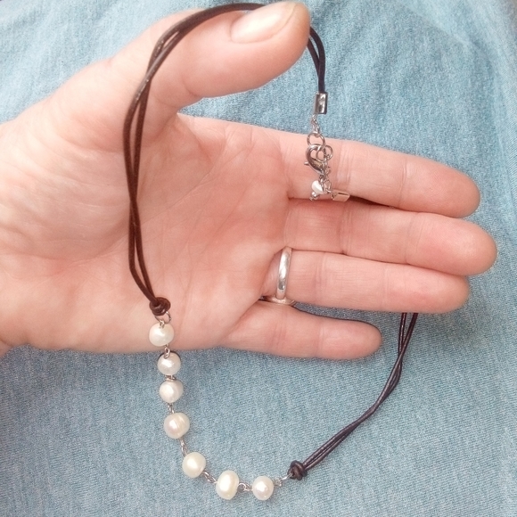Pearl and leather choker length necklace. - Picture 1 of 3